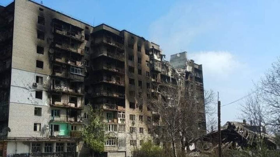 У Попасній після обстрілів росіян спалахнув і обвалився будинок, унаслідок чого під його завалами загинуло троє людей