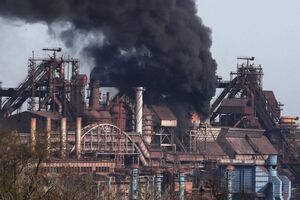 В результате авиаударов российских оккупантов по заводу "Азовсталь" произошло возгорание одного из цехов, отметили в полку "Азов"