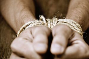 За даними станом на 16 квітня, у полоні в росіян перебували приблизно 700 українських військовослужбовців та понад 1 тис. мирних жителів України