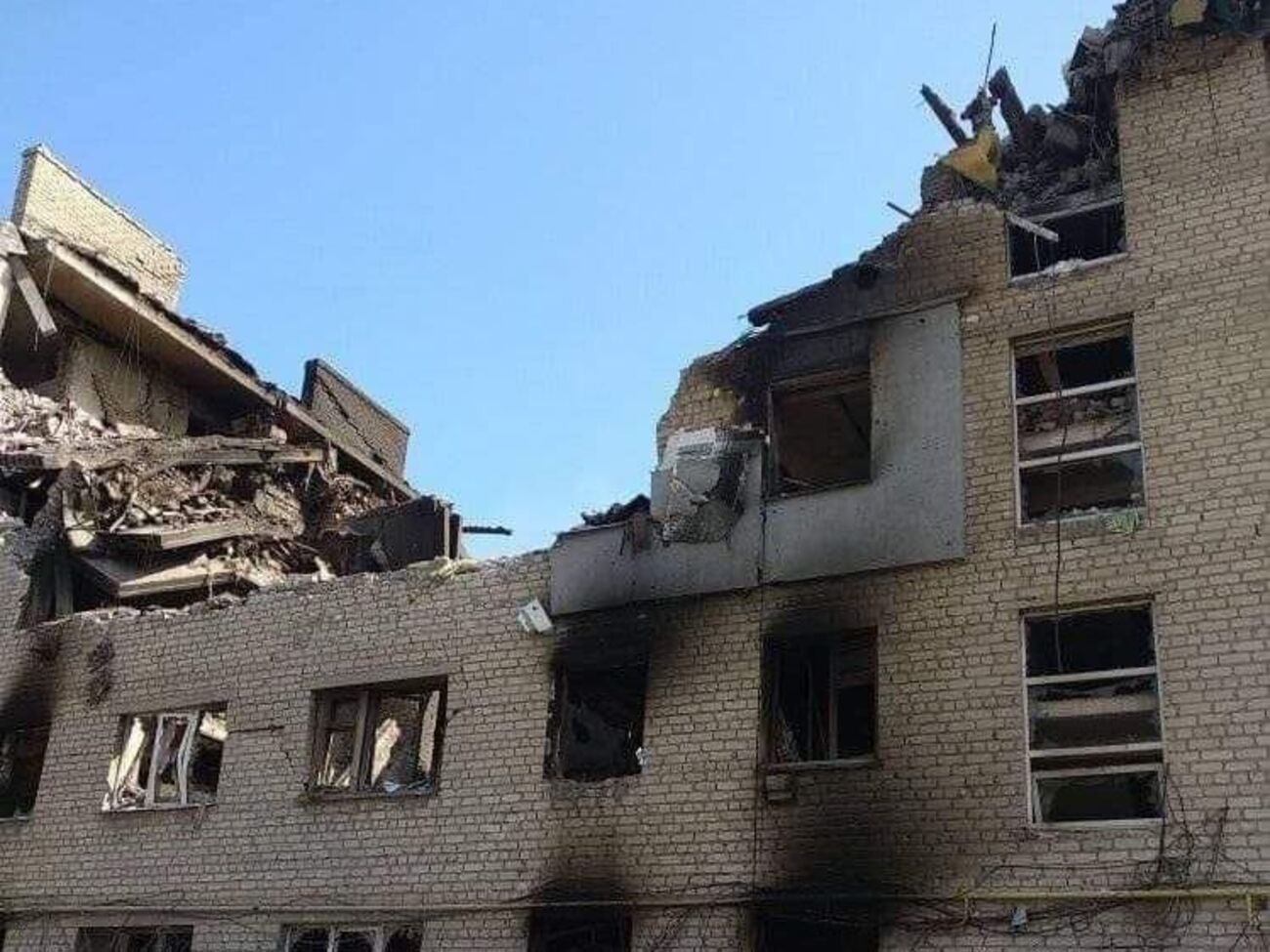 Одній жінці, яка була в будинку, що обвалився, вдалося вижити