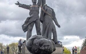 Голова фигуры отпала в тот момент, когда скульптуру пытались поднять краном