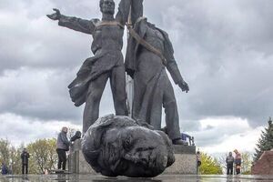 Голова фигуры отпала в тот момент, когда скульптуру пытались поднять краном