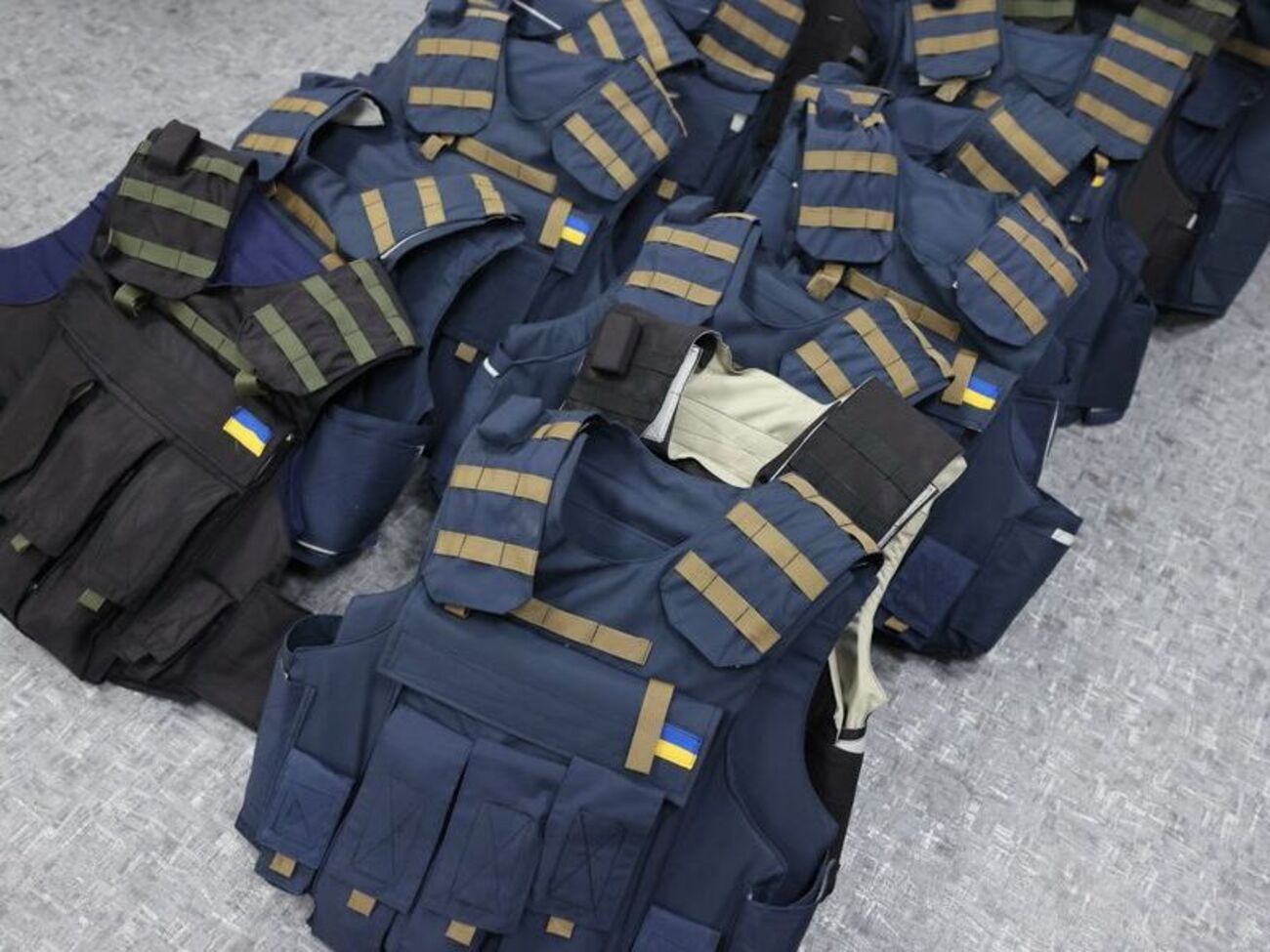 Бронежилети передають журналістам у Києві та регіонах