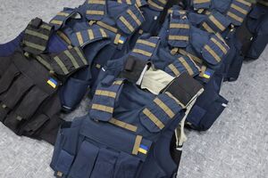 Бронежилети передають журналістам у Києві та регіонах