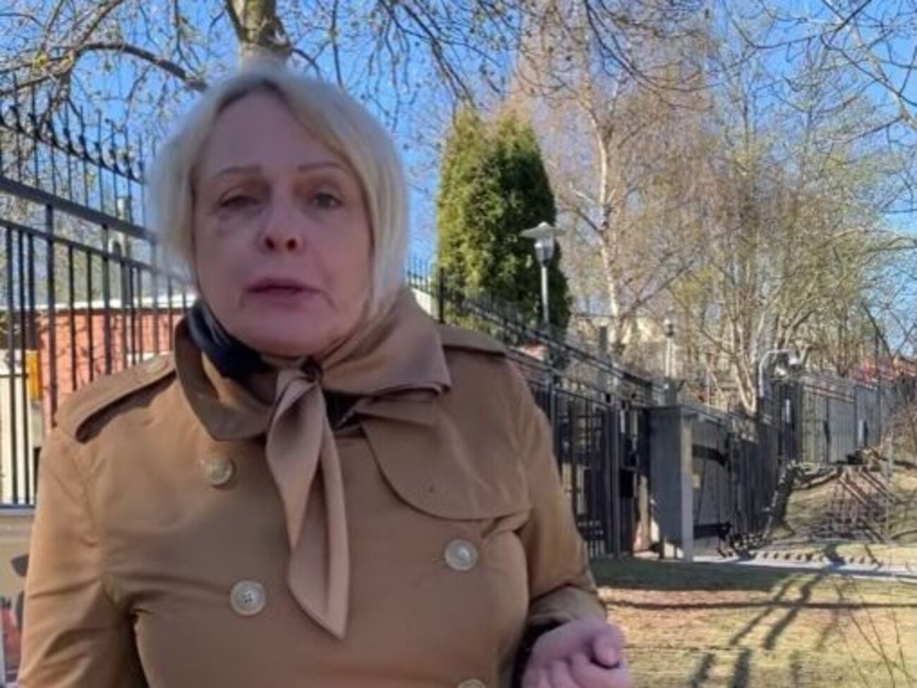 Уродженка Росії у відповідь на запитання, навіщо вона розкидає українську символіку, почала грубіянити українці