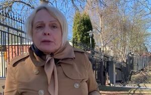 Уродженка Росії у відповідь на запитання, навіщо вона розкидає українську символіку, почала грубіянити українці