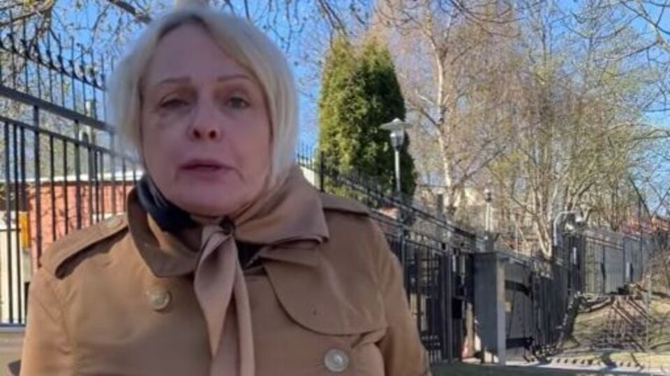 Уродженка Росії у відповідь на запитання, навіщо вона розкидає українську символіку, почала грубіянити українці