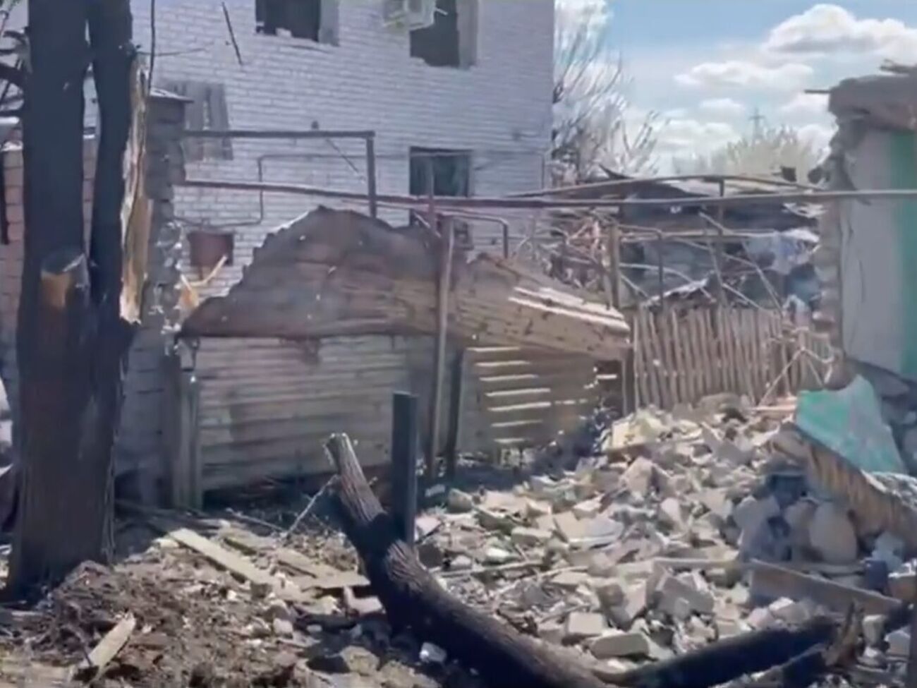 По данным местных властей, повреждены 12 домов, в том числе два&nbsp;имеют значительные повреждения