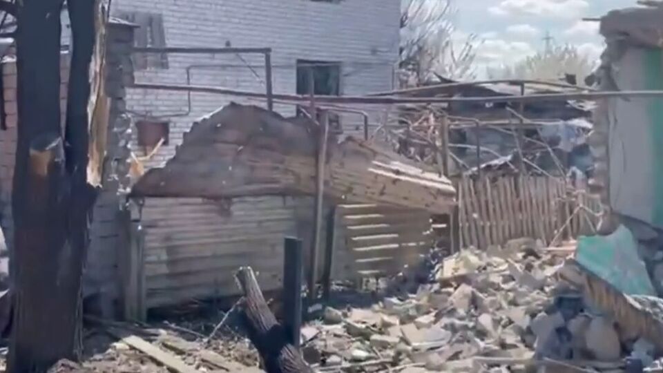 По данным местных властей, повреждены 12 домов, в том числе два имеют значительные повреждения