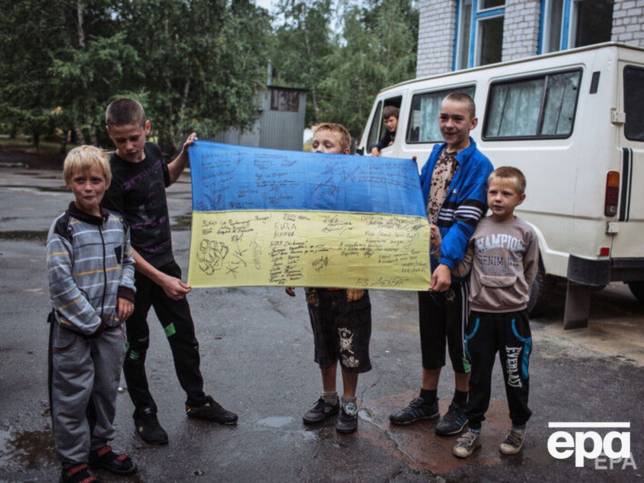 Оккупанты депортированных украинцев разделяют по возрасту и полу