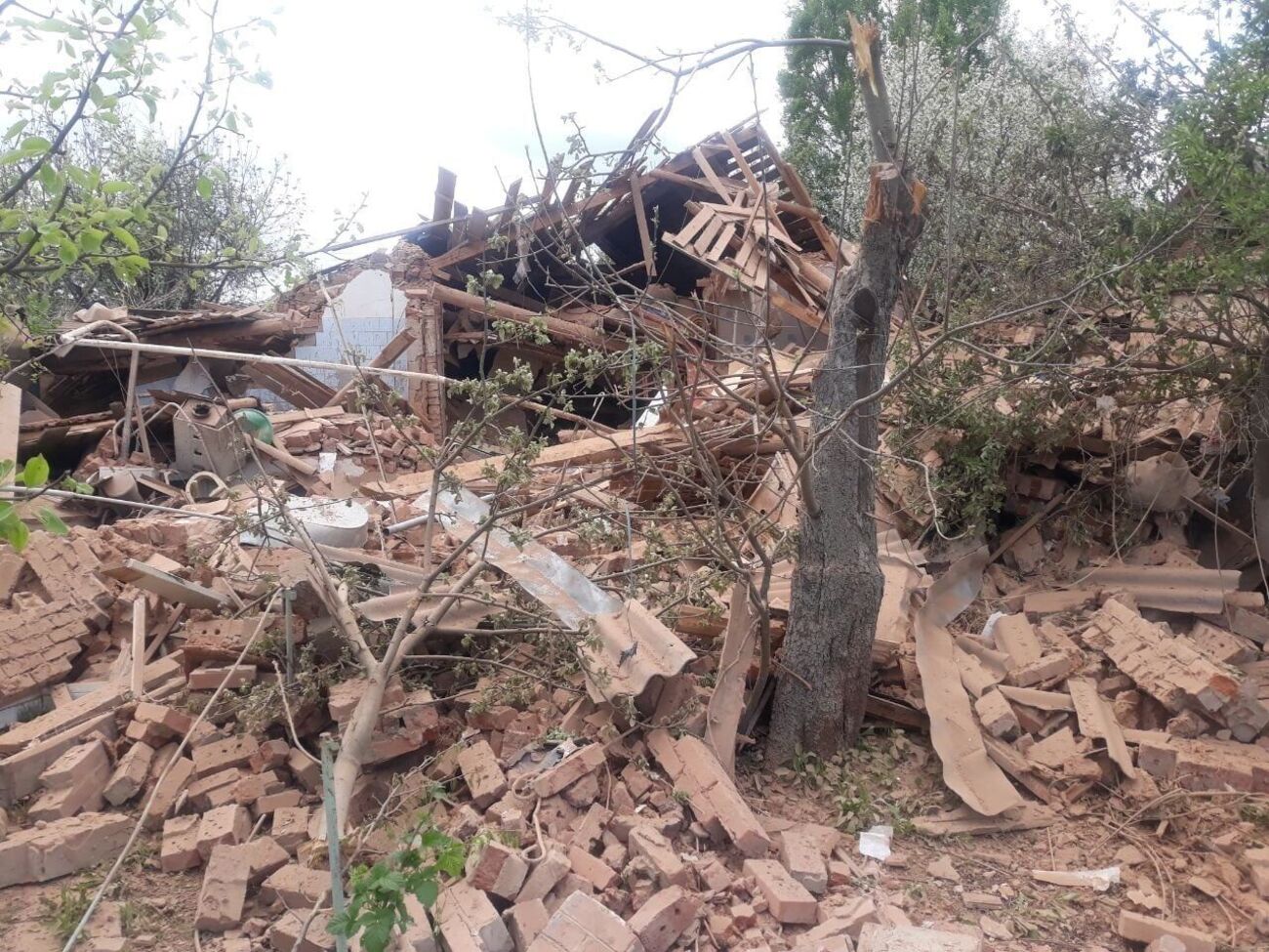 В результате обстрела повреждены не менее девяти частных домов