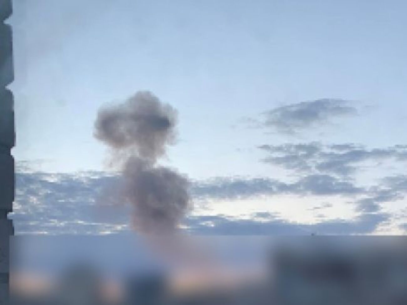 После обстрела&nbsp;над городом видны столбы дыма