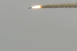 На месте попадания ракет работают спасатели