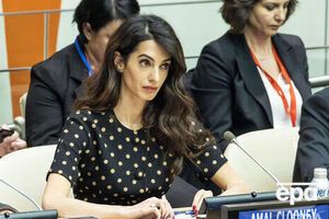 Амаль Клуні: Я боюся, що з кожним днем війну висвітлюватимуть усе менше, і люди стануть трохи байдужими до неї