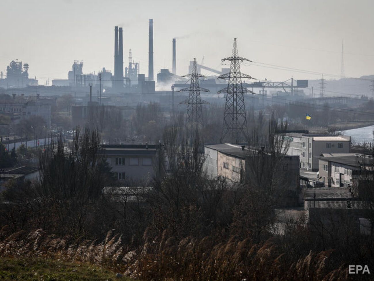 У бомбосховищах заводу від бомбардувань ховаються сотні цивільних