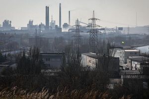В бомбоубежищах завода от бомбежек прячутся сотни гражданских
