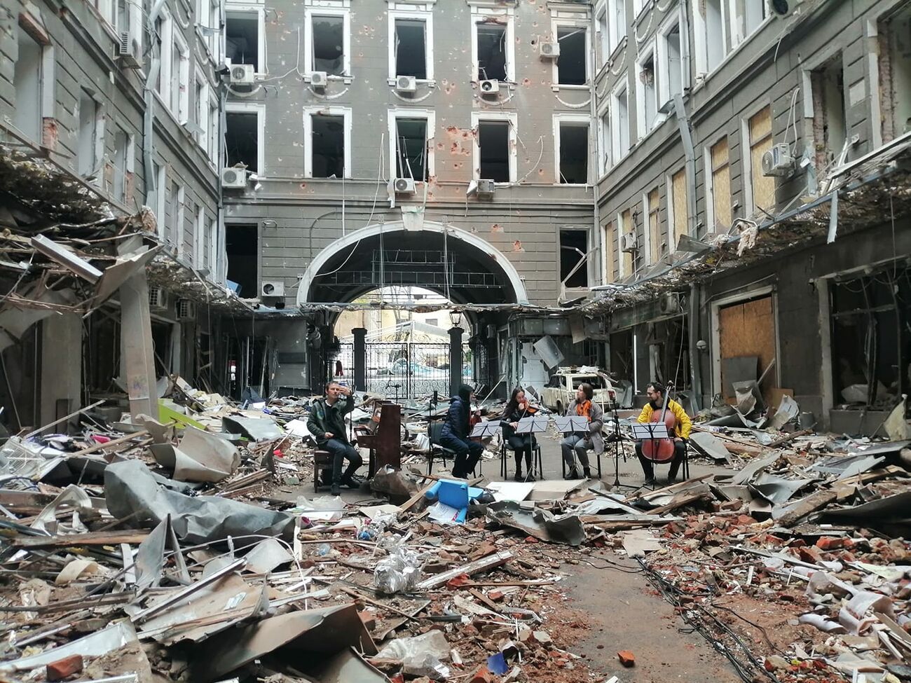 "Океан Ельзи" снял клип на песню "Обійми" на руинах харьковского Дворца спорта