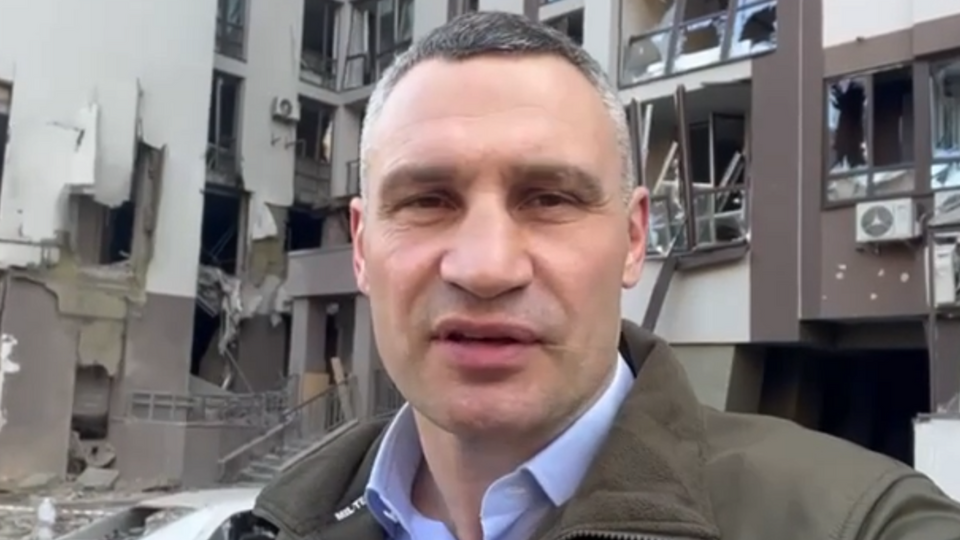 Віталій Кличко: Рятувальники розібрали завали в багатоповерховому будинку в Шевченківському районі. Він новий і ще малонаселений, тому там було небагато мешканців
