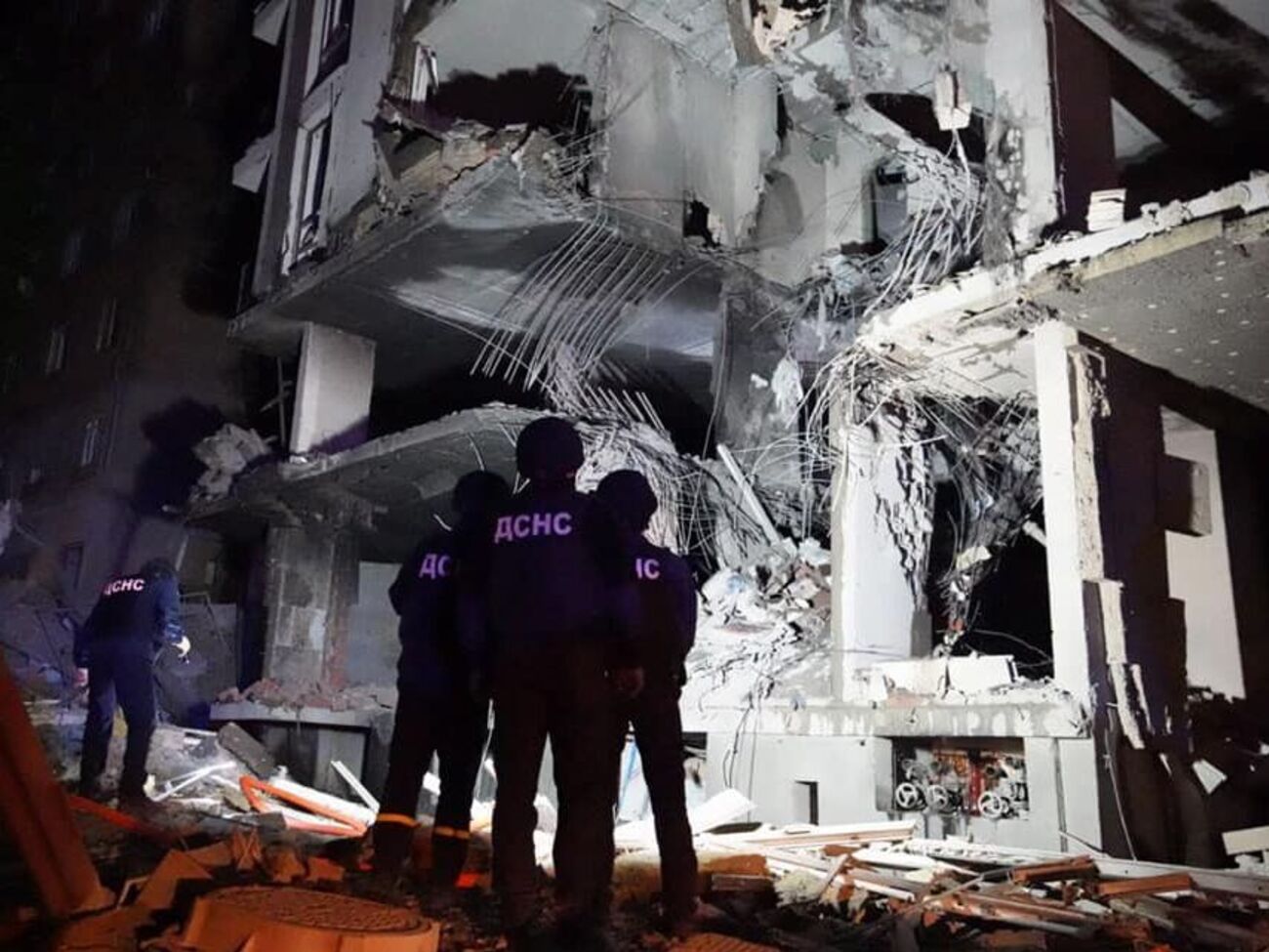 Российская ракета попала в жилой дом в Шевченковском районе Киева вечером 28 апреля, произошло обрушение двух этажей и пожар