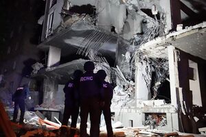 Російська ракета влучила в житловий будинок у Шевченківському районі Києва увечері 28 квітня, стався обвал двох поверхів і спалахнула пожежа