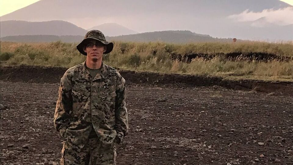 Кансел у минулому служив у морській піхоті США
