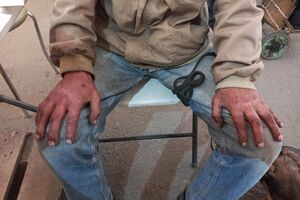 Мужчина и его собачка Жужа пять суток добирались из Мариуполя в Запорожье