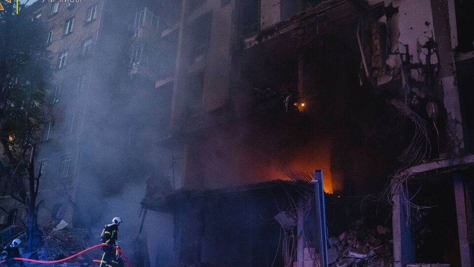 Російська ракета влучила у житлову багатоповерхівку