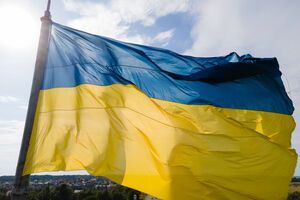 Жители Рубежного вывесили на здании общежития пединститута Луганска, где их разместили, украинский флаг