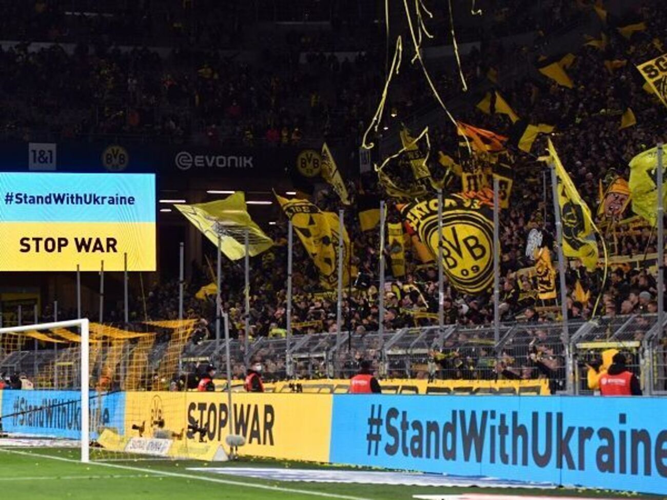 Антивоенные надписи были размещены на рекламных носителях