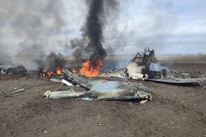 Подбитый российский самолет загорелся и упал