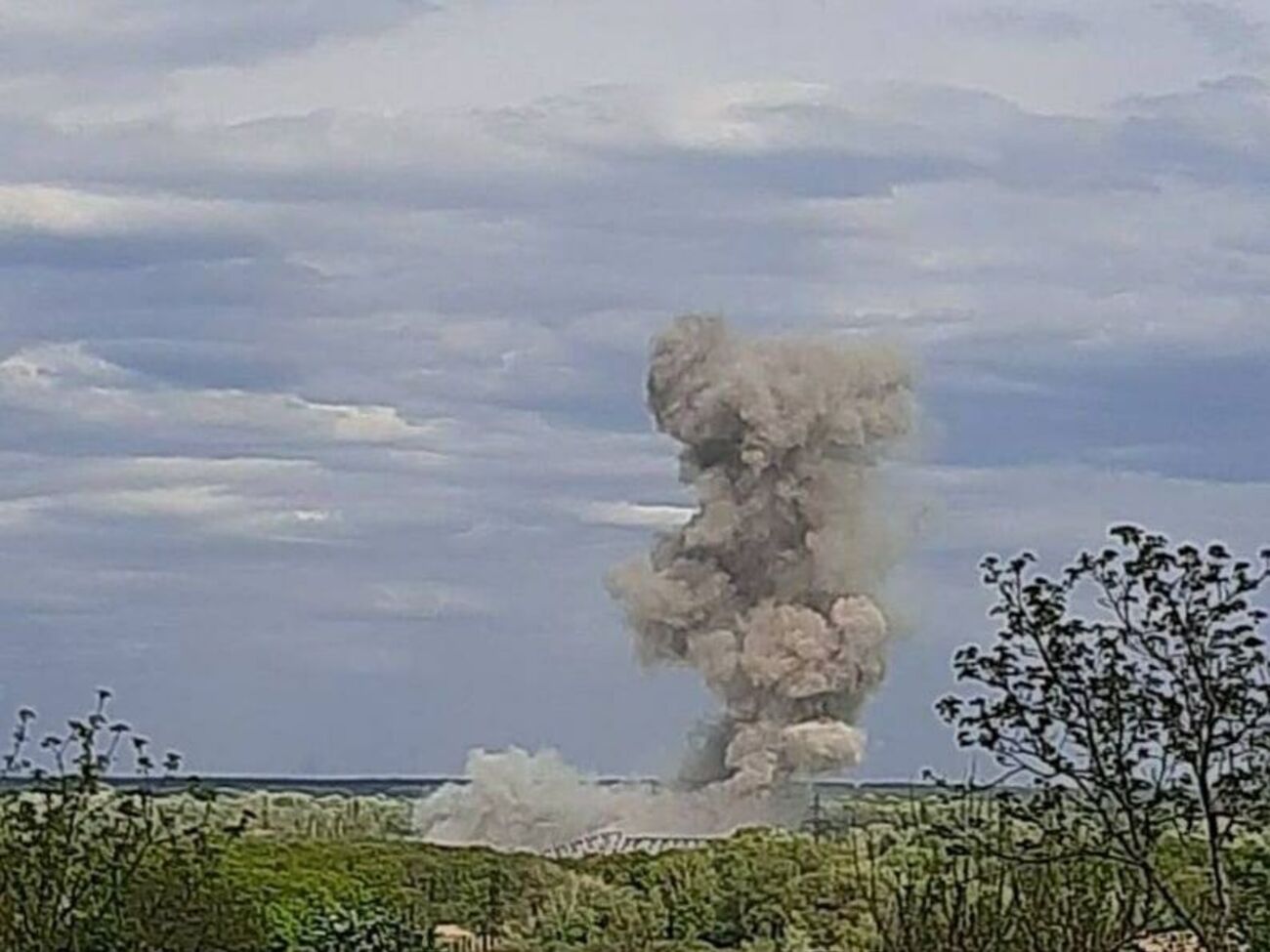 Судя по спутниковым снимкам, еще в четверг мост был цел