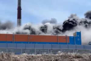 Пожар возник в турбинном отделении. Очевидцы якобы слышали перед этим "хлопок"