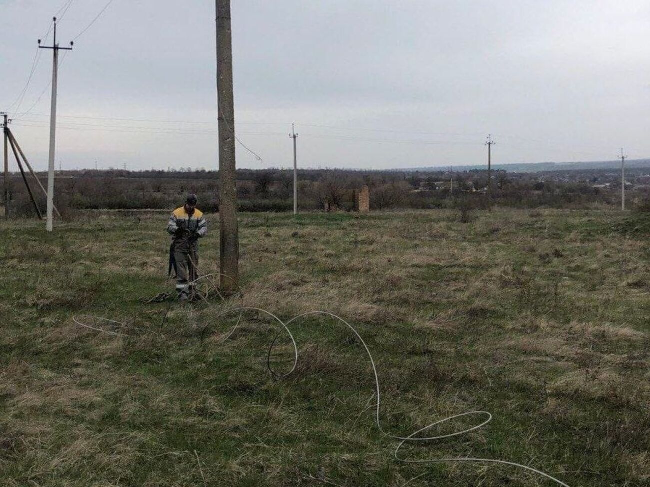 Компания работает в соответствии со специальной разрешительной процедурой на выполнение работ для того, чтобы электромонтеры могли безопасно работать, отметили в ДТЭК