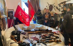 Оперативники нашли во время обысков оружие, коммунистическую атрибутику и инструкции для ДРГ