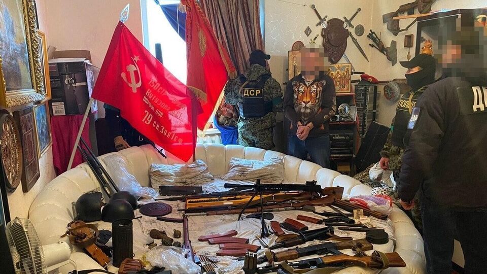 Оперативники знайшли під час обшуків зброю, комуністичну атрибутику та інструкції для ДРГ