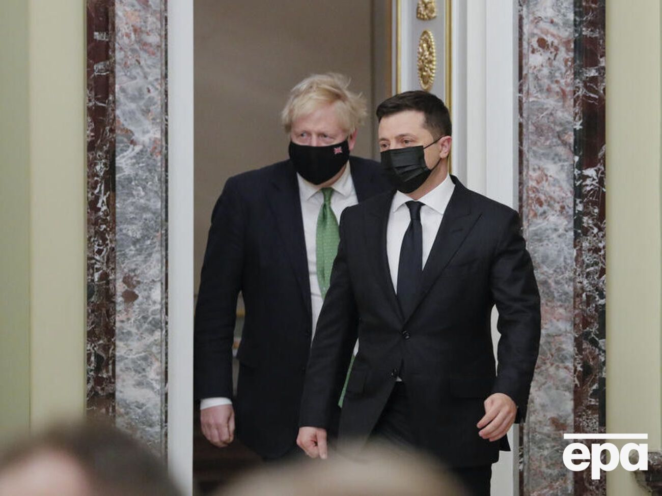 Зеленский отметил, что поддерживает с Джонсоном постоянный контакт