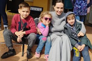 Джолі прибула в Україну з гуманітарною місією