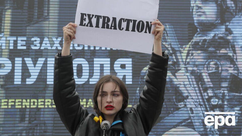 Учасники акції просили евакуювати захисників Маріуполя