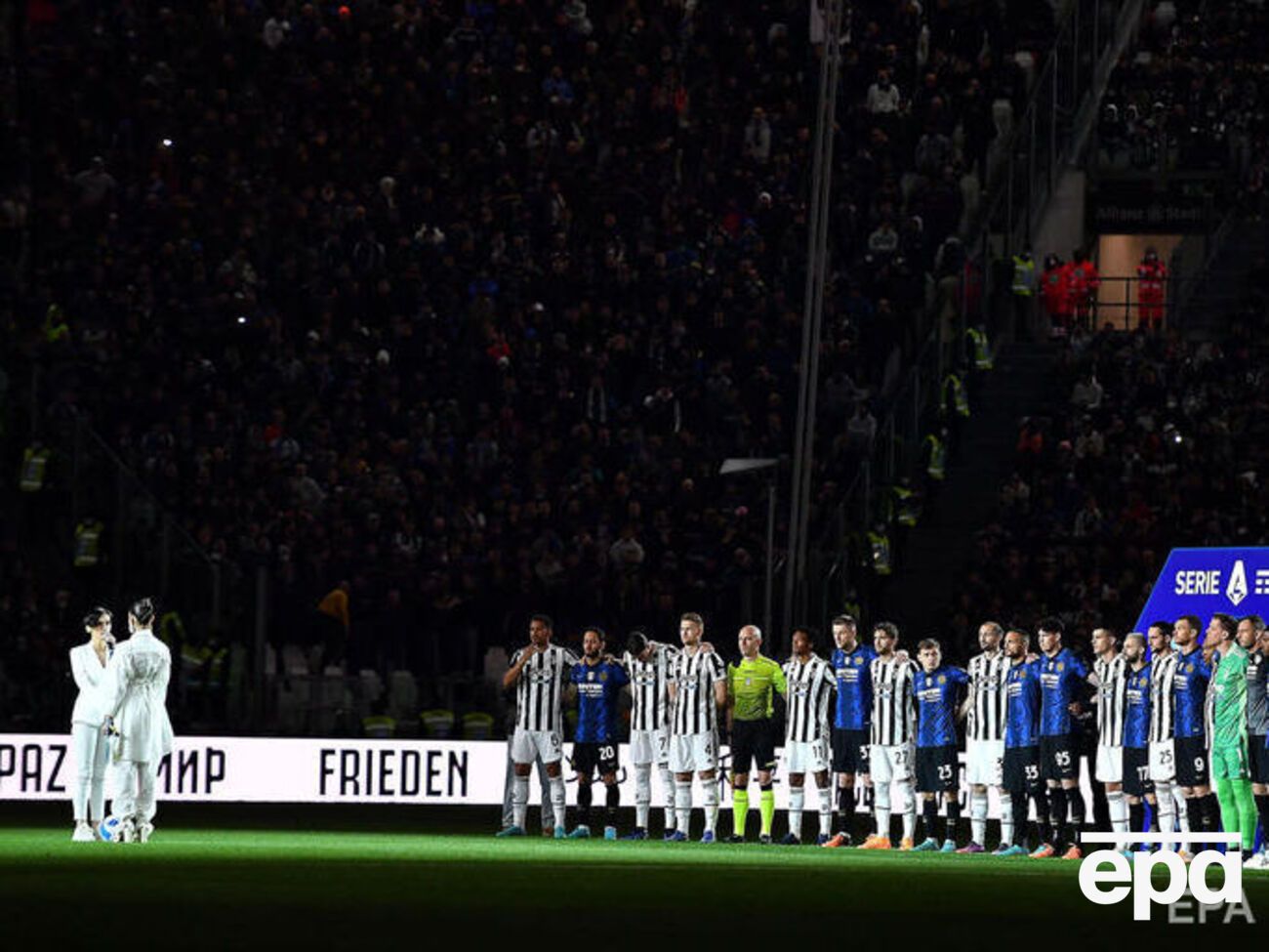 Футболисты и болельщики взорвались овациями после песни &nbsp;Imagine в исполнении Павленко и&nbsp;Gaia