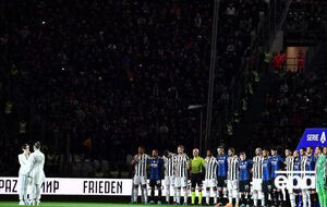 Футболисты и болельщики взорвались овациями после песни Imagine в исполнении Павленко и Gaia