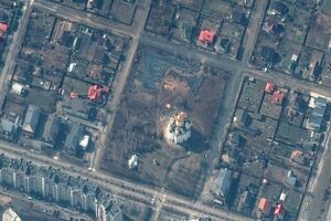 Спутниковые снимки показывают траншею с телами погибших длиной примерно 14 метров