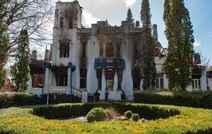 В Нескучанском парке в Тростянце был разрушен памятник архитектуры национального значения "Дом управляющего поместьями Л. Е. Кенига"