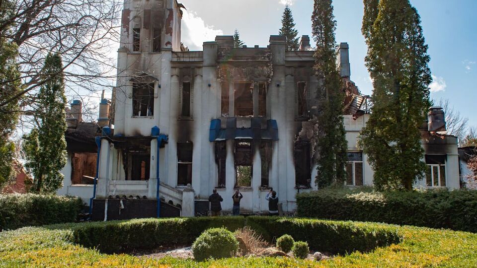 В Нескучанском парке в Тростянце был разрушен памятник архитектуры национального значения "Дом управляющего поместьями Л. Е. Кенига"