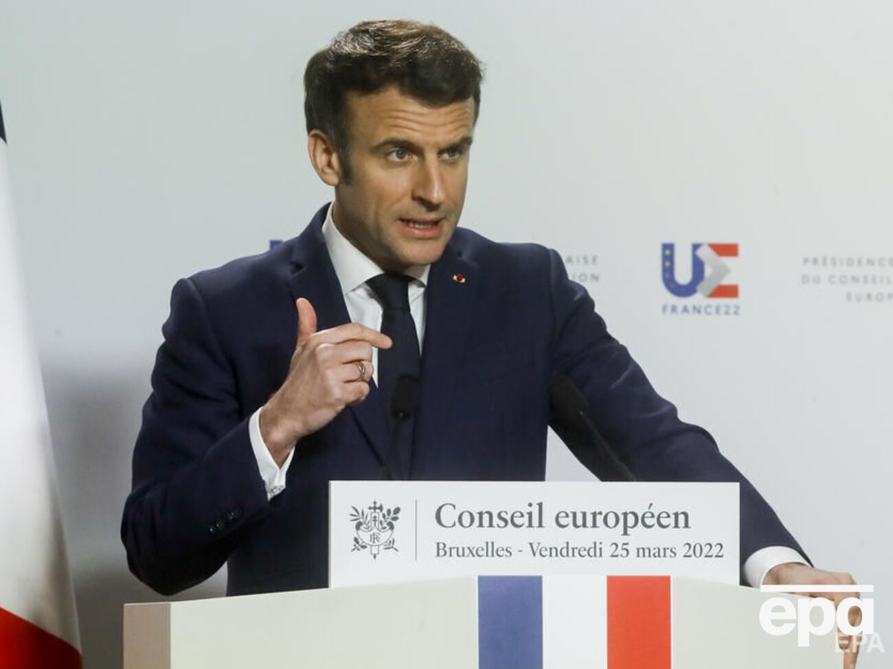 Сцены, увиденные в Буче, невыносимы, отметил Макрон