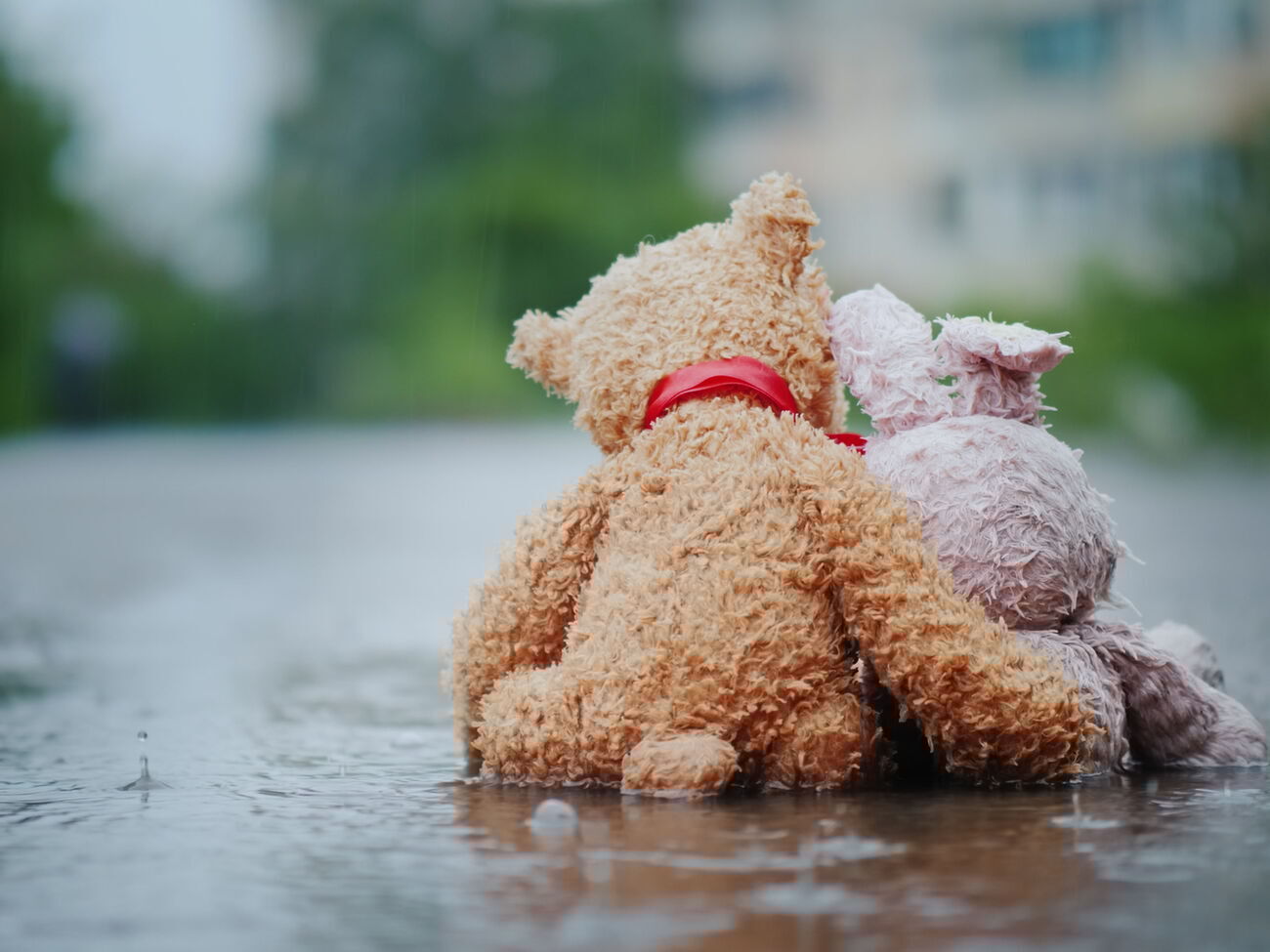 По данным МИД Украины, оккупанты сознательно минируют игрушки и блестящие предметы, на которые могут обратить внимание дети