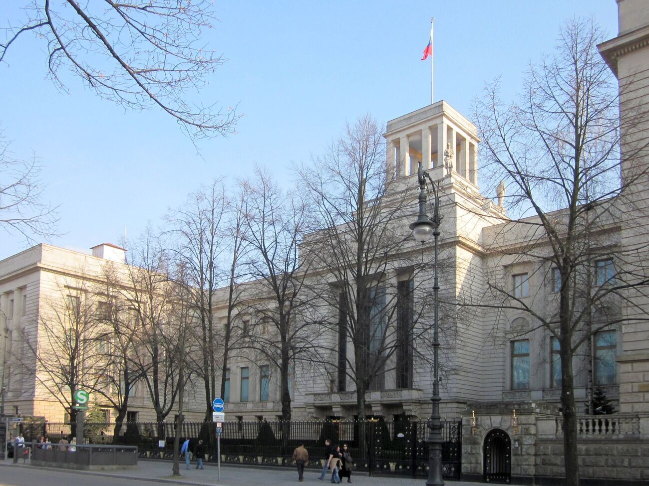 Немецкие журналисты выяснили, что речь идет о сотрудниках посольства в Берлине