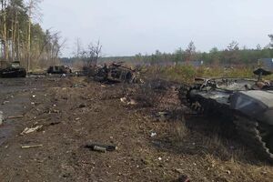 По словам оккупанта, он со своими сослуживцами вынужден постоянно прятаться в укрытиях "в двух метрах под землей"