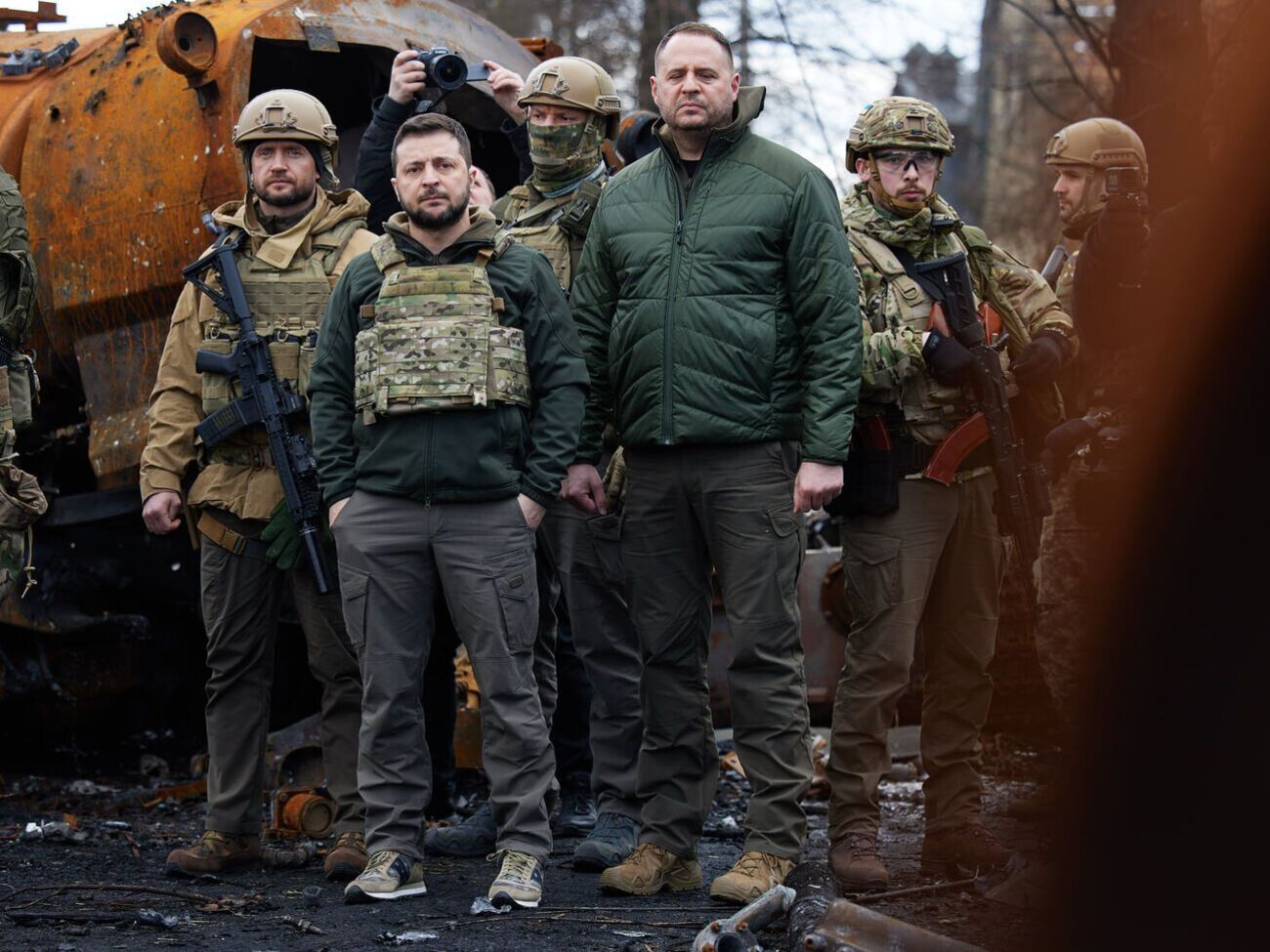 Власти Украины не будут делать никаких пауз, чтобы найти всех российских оккупантов, которые совершали военные преступления, отметил Зеленский (второй слева)