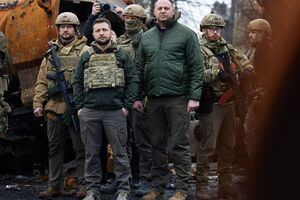 Власти Украины не будут делать никаких пауз, чтобы найти всех российских оккупантов, которые совершали военные преступления, отметил Зеленский (второй слева)