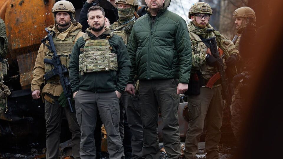 Власти Украины не будут делать никаких пауз, чтобы найти всех российских оккупантов, которые совершали военные преступления, отметил Зеленский (второй слева)